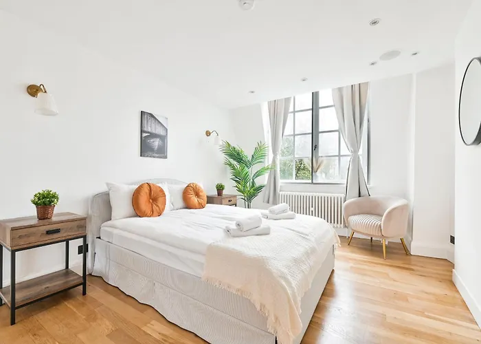 Light And Airy Central London Apartment