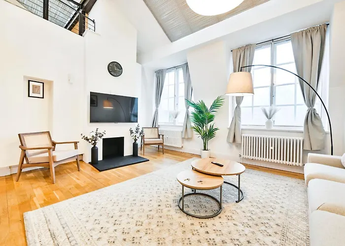 Light And Airy Central London Apartment